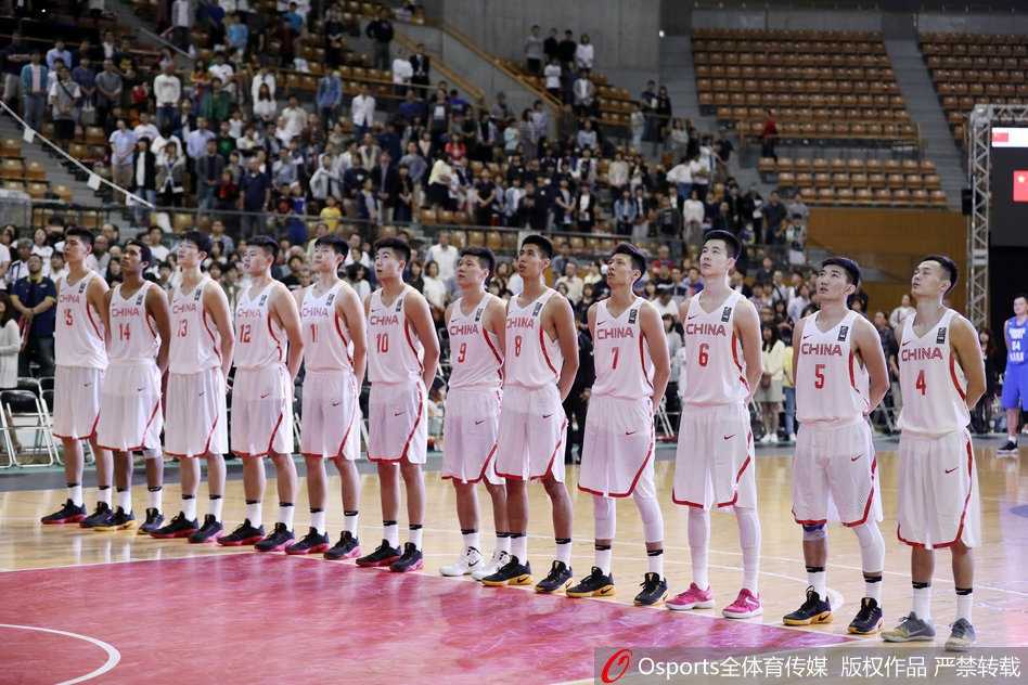 身披国奥战袍的胡金秋在内线卡位要球，他坚实的背身单打让身后的防守球员倍感压力。