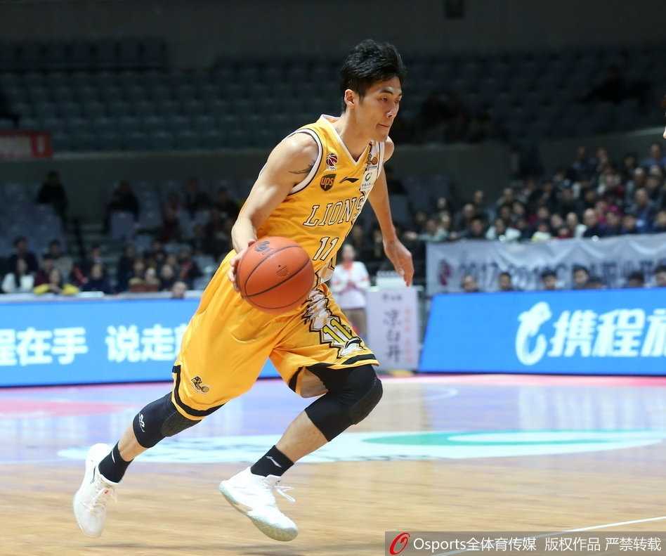 八一队后卫阿尔斯兰面对福特森的贴身紧逼，冷静地运球寻找节奏，他在本场比赛中多次命中高难度投篮，是球队进攻端最犀利的尖刀。