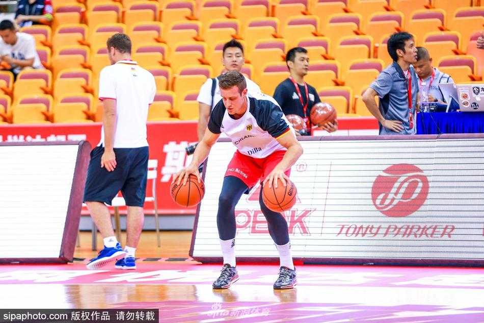 训练结束后，队员们在场边进行拉伸放松，夕阳的余晖洒在体育馆的地板上，一天的辛劳化作收获的满足，他们即将以最佳状态迎接斯杯的挑战。