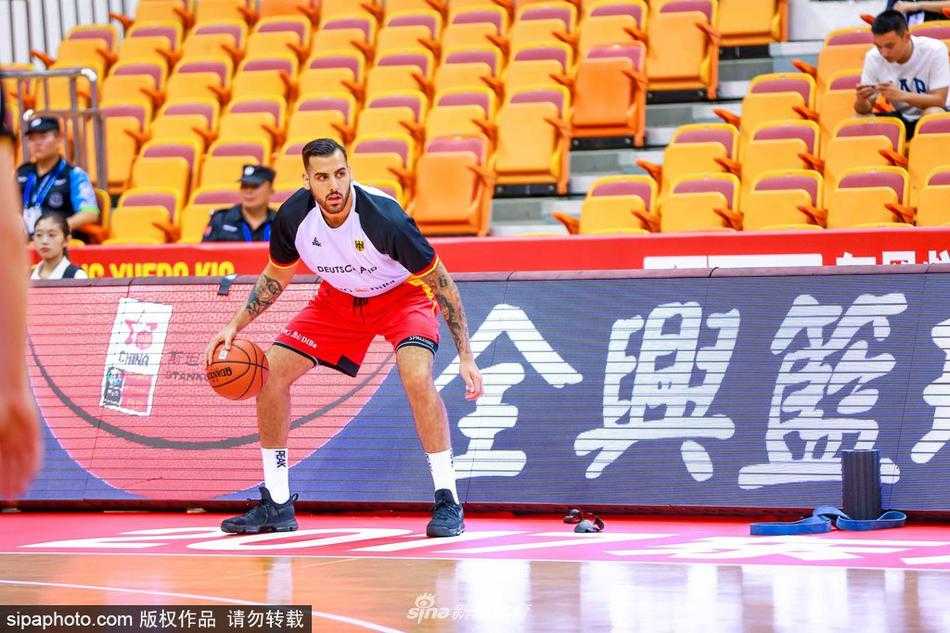 训练间隙，几名德国队员围在一起沟通战术，教练则在白板上画着战术路线，彼此间的交流声和篮球击地的声音，交织成斯杯赛前最动听的备战交响曲。