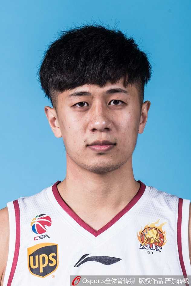 全队围成一圈呐喊鼓劲，从吴前到张大宇，从威姆斯到斯托克斯，所有人的手紧紧握在一起，凝聚成一股橙色力量。