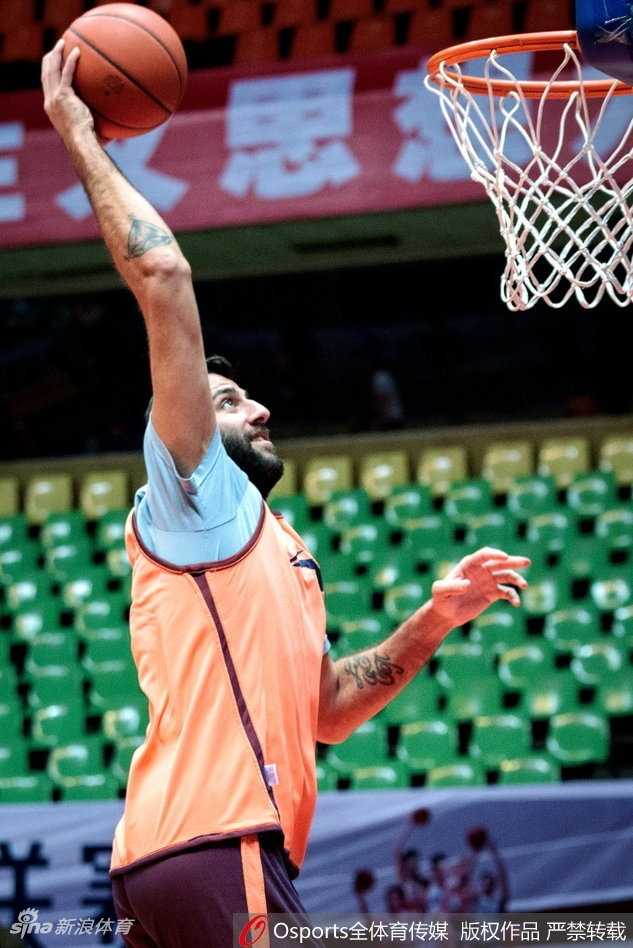 训练场上，胡金秋眼神坚毅，在篮下反复磨练着细腻的篮下技术，准备在客场继续撑起广厦内线。