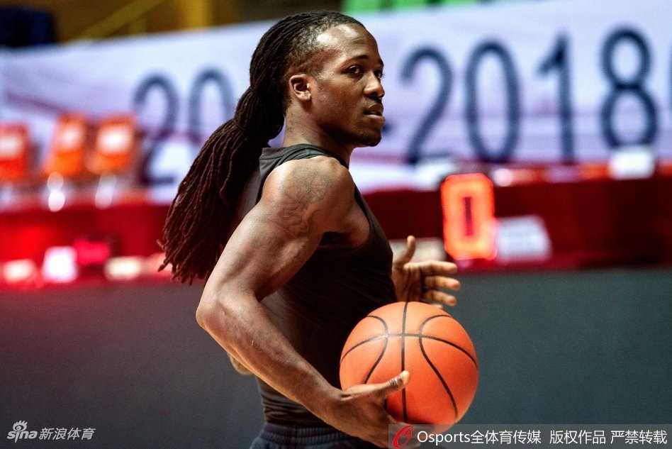 赵岩昊训练后加练三分，球在空中划出优美弧线，这位年轻射手的眼中，映照的是对胜利的无限渴望。