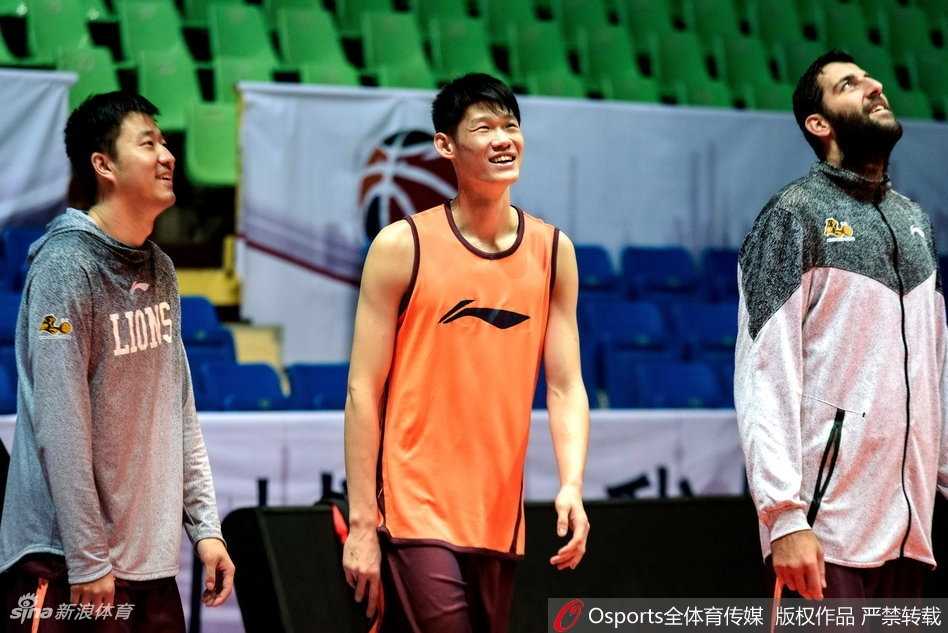 博洛西斯在三分线外张手命中，这位希腊中锋柔和的手感，将成为广厦破联防时最仰仗的重型武器。