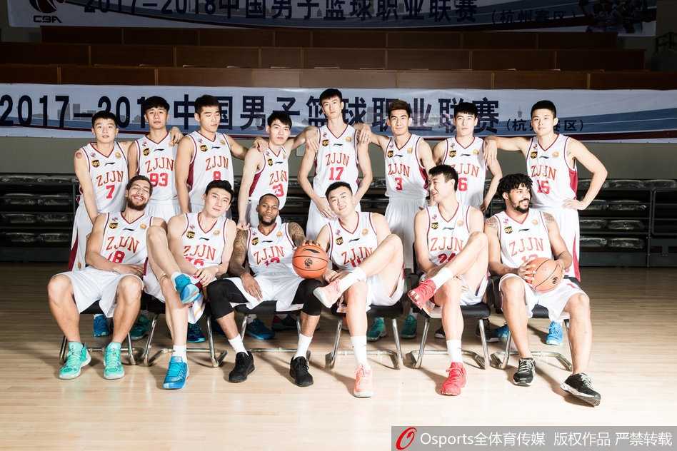 队长吴前眼神坚毅，身披33号战袍，在镜头前展现出球队核心的沉稳与领袖气质