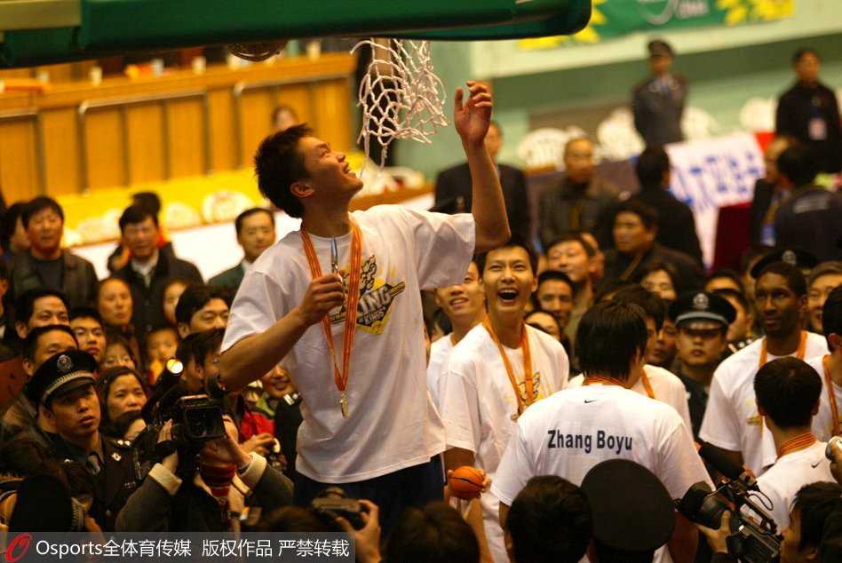 青葱岁月的朱芳雨，眼神中带着初生牛犊的锐气，身披宏远战袍望向远方，仿佛在眺望自己即将亲手开创的王朝。
