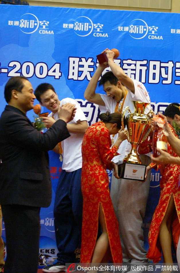 身披国家队红色战袍的朱芳雨突破对手防线，眉角的伤疤在特写中格外清晰，这是他在国际赛场上浴血奋战、对抗世界强敌的勋章。