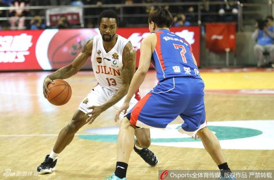 韦弗兰德里双星闪耀 吉林主场大胜天津终结连败 兰德里在天津队内线翻江倒海,他强硬地扛开防守队员,用一记势大力沉的暴扣宣告着吉林队禁区的绝对主权。