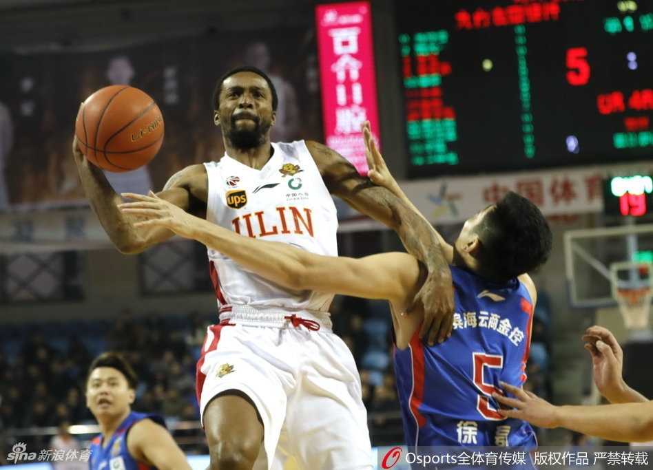 韦弗兰德里双星闪耀 吉林主场大胜天津终结连败 比赛尘埃落定,吉林队的将士们相拥庆祝,他们脸上洋溢着的笑容,是对这场来之不易胜利的最好注解。