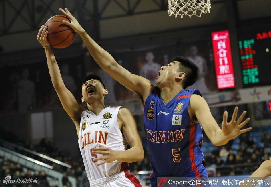 韦弗兰德里双星闪耀 吉林主场大胜天津终结连败 末节的韦弗已然成为球场上的主宰,他面对防守球员,自信地干拔跳投,篮球在空中划出一道彩虹般的优美弧线。