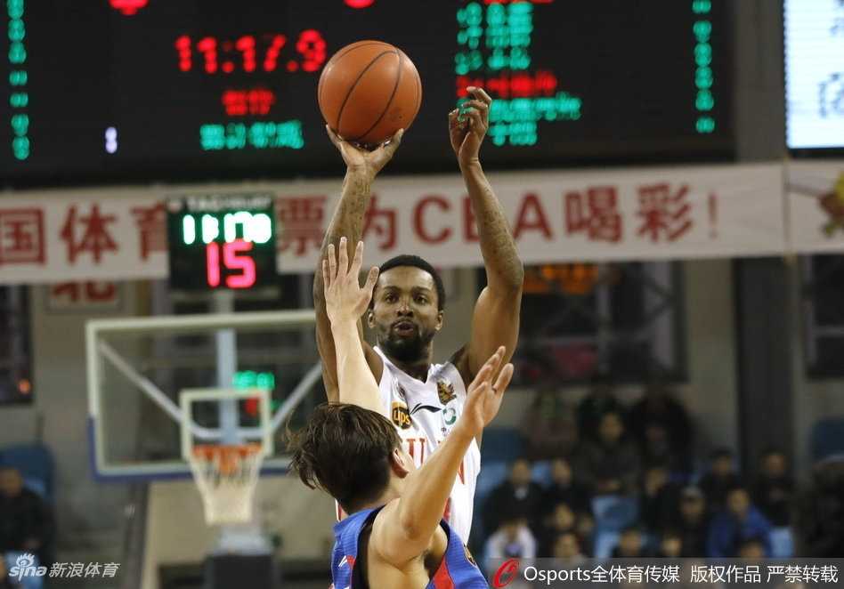 韦弗兰德里双星闪耀 吉林主场大胜天津终结连败 高诗岩如灵猫般穿梭于对手的防线之间,他冷静地指挥着队友跑位,眼中闪烁着与年龄不符的果敢与睿智。