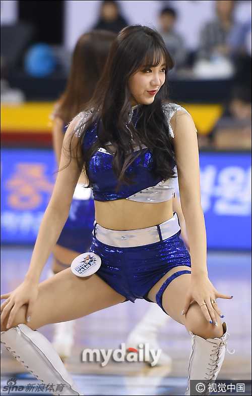 近距离特写下，拉拉队员眼神专注而热情，精致的妆容和专业的表情管理展现了她们极高的职业素养。