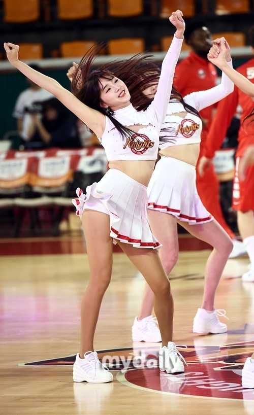 舞蹈中飘逸的动态瞬间，裙摆飞扬，展现出舞者柔韧的身体控制和充满活力的舞台表现力。