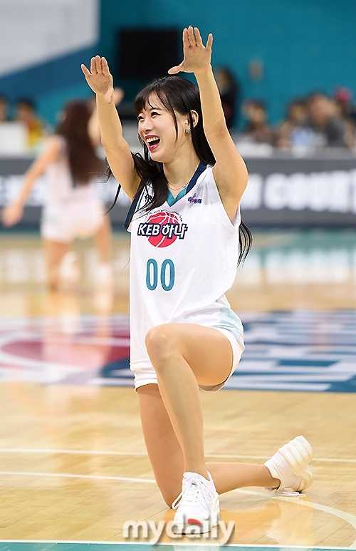 即使是一个静止的姿势也充满韵味，她微微侧身，展现出迷人的身体曲线和紧实的腿部线条，在赛场灯光的映衬下，犹如一道精致的风景线。