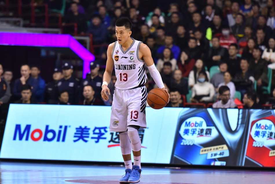 韩德君双臂挂在篮筐之上，怒视前方，刚完成了一次势大力沉的单手暴扣，整个球馆都为之沸腾。