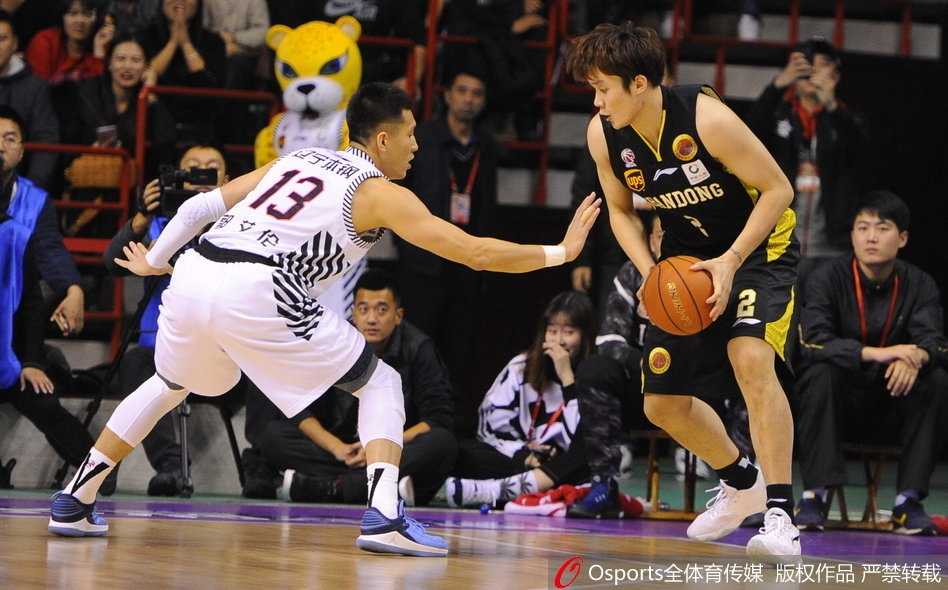 山东队外援莫泰尤纳斯在辽宁队内线的严密防守下，依然顽强地将球放入篮筐，展现了欧洲内线的柔和手感。