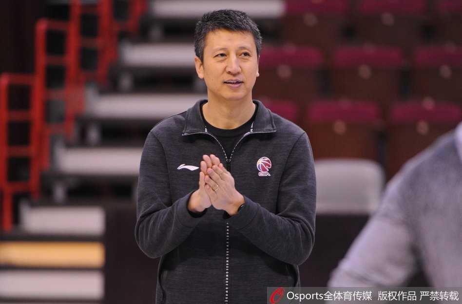 辽宁男篮赛前训练精彩瞬间，韩德君完成训练后放松拉伸，神情轻松备战联赛