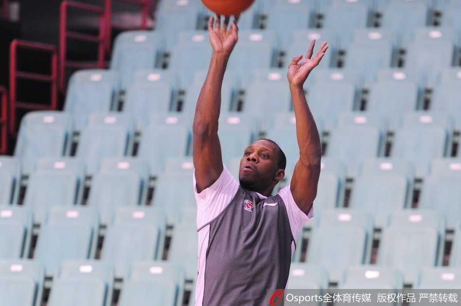 训练场边韩德君露出朴实笑容，这位东北大汉用标志性的憨笑诠释着赛前的良好心态