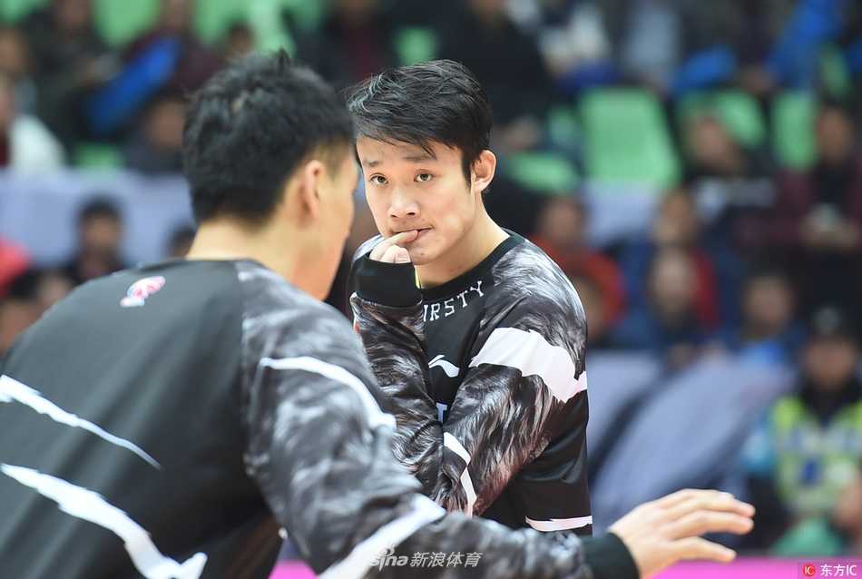 丁彦雨航在球队聚餐时露出腼腆而温暖的笑容，身边是并肩作战的兄弟，这一刻的温馨暂时抚平了伤病的痛楚