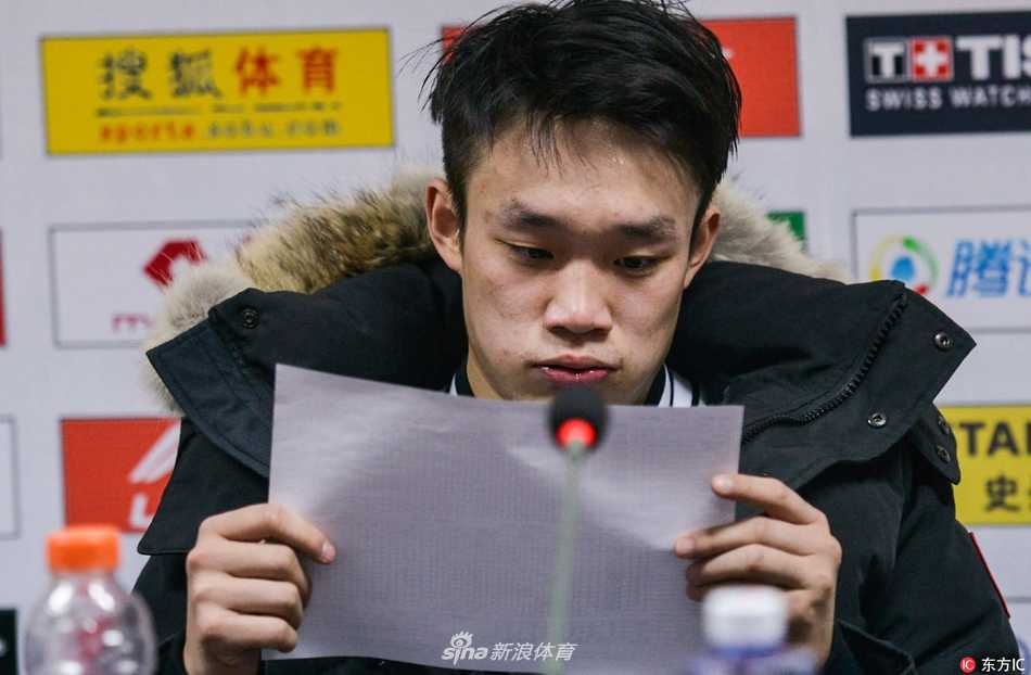 丁彦雨航手捧生日蛋糕，蛋糕上闪烁着烛光，周围是队友们模糊的笑脸，这个二十四岁的生日注定承载着青春与梦想