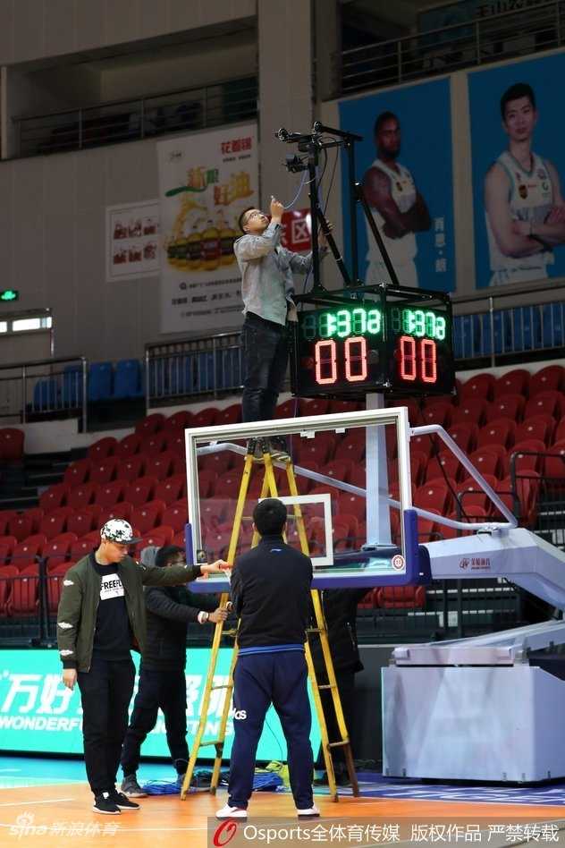 李秋平指导在场边临危不乱，双手比划着战术手势，眼神沉稳而深邃，仿佛一切尽在掌握，运筹帷幄之中。