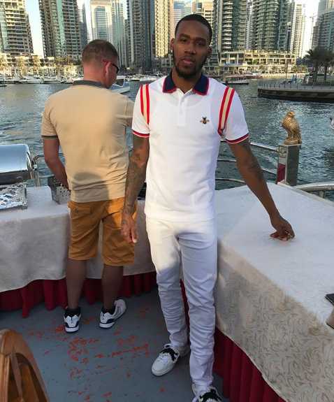 亚当斯面对大海，单手插兜，似乎正在凝望远处的海平线，享受着难得的宁静与独处时刻。