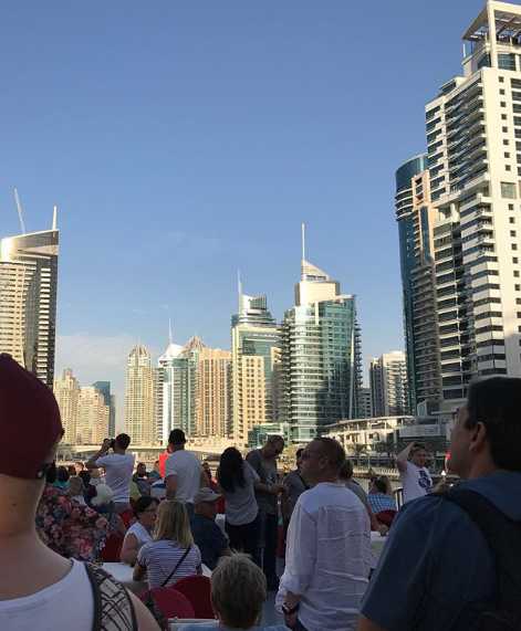 在酒店阳台小憩的亚当斯，摆上精致的餐点，背景是迷人的海景，尽显度假的悠闲与惬意。