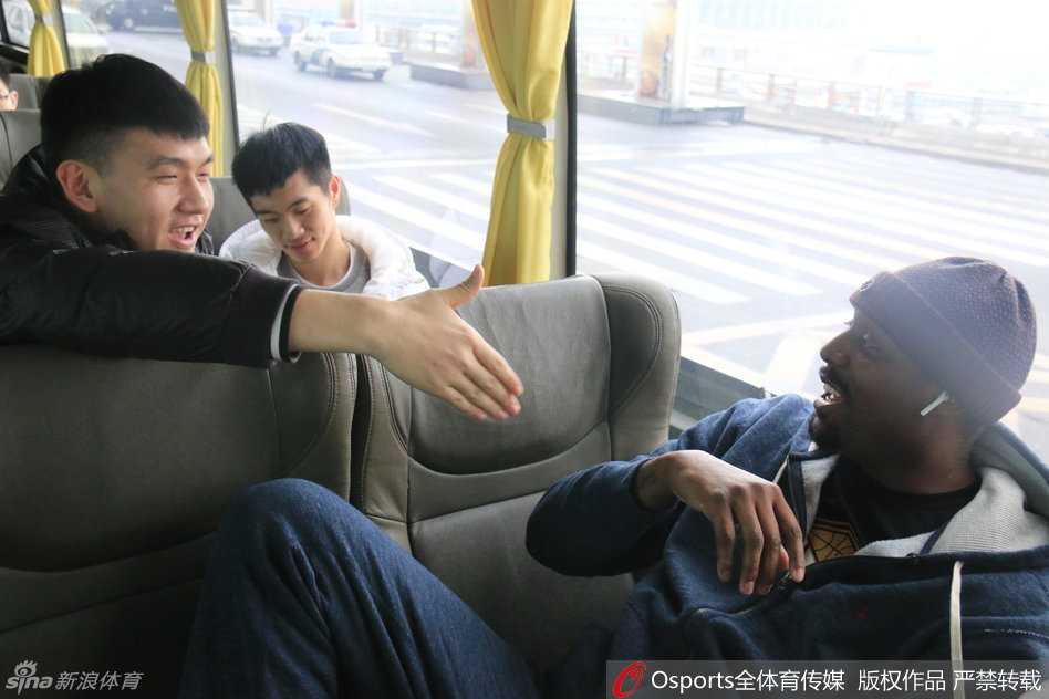 新疆男篮众将集体亮相机场，队员们身着便装心情大好，队长可兰白克走在最前，迎接他们的是山呼海啸般的欢呼。