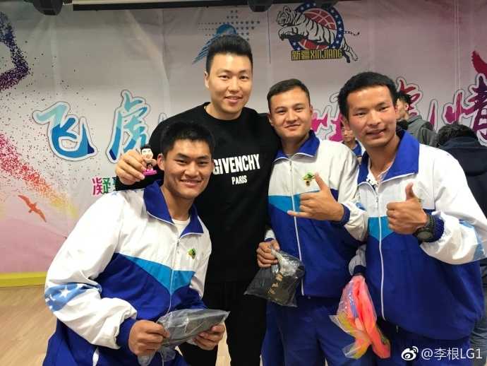 新疆男篮的队员们与聋人学校的师生们合影留念,镜头定格下了一张张笑脸,象征着飞虎将士与孩子们心连心的美好时刻