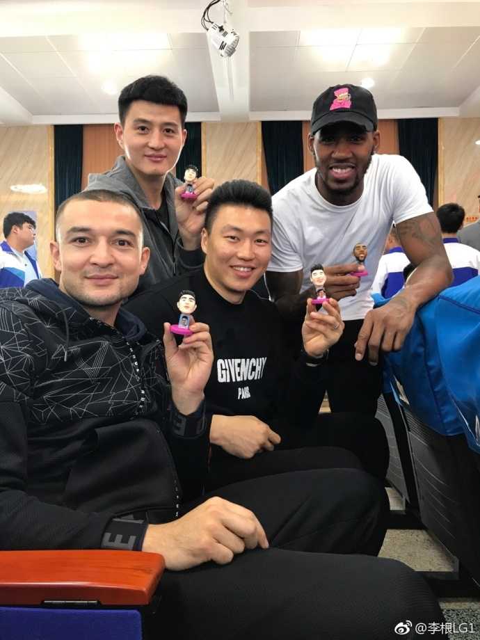 一名学生将自己亲手制作的手工玩偶送给俞长栋,俞长栋双手接过礼物,脸上满是惊喜与感动,这份礼物承载着孩子们最真诚的谢意