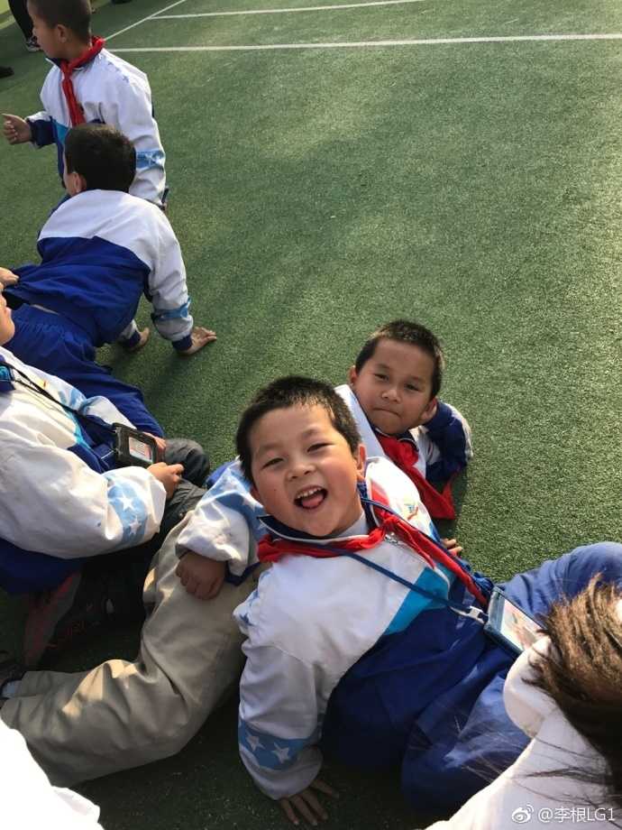 新疆男篮的球员们微笑着步入校园,他们手中提着精心准备的篮球和礼物,孩子们眼中闪烁着期待与兴奋的光芒