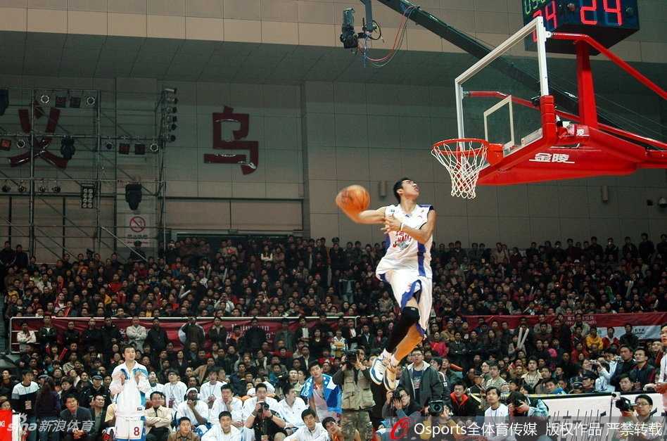 历届扣篮王们腾空飞翔的精彩瞬间被定格在同一画面，展示着CBA赛场上传承不息的飞人精神。