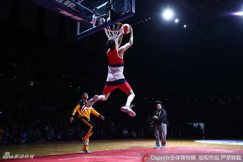 何重达决赛第二扣，右手抓筐左手灌篮后，顺势将手臂挂在篮筐上，身体悬空展示力量之美