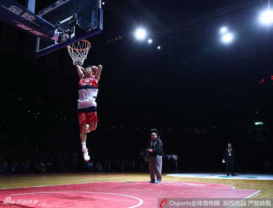 冷振铎的第二扣尝试与吉祥物配合，他试图从吉祥物手中拿球并完成360度转体扣篮，眼神充满决心