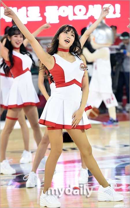 身着亮色运动套装的啦啦队员，在场上摆出充满活力的舞蹈定格姿势，自信笑容与完美身材相得益彰。