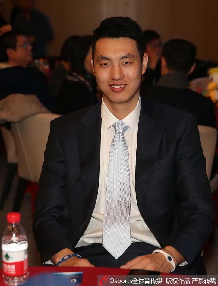 聚光灯下，北京首钢体育总裁秦晓雯手捧话筒，泪水夺眶而出，她不得不用手捂住脸庞，试图平复内心翻涌的激动情绪。身旁的讲台和身后巨大的新LOGO背景板，见证了她为这支球队、这座城市倾注的真情与心血。