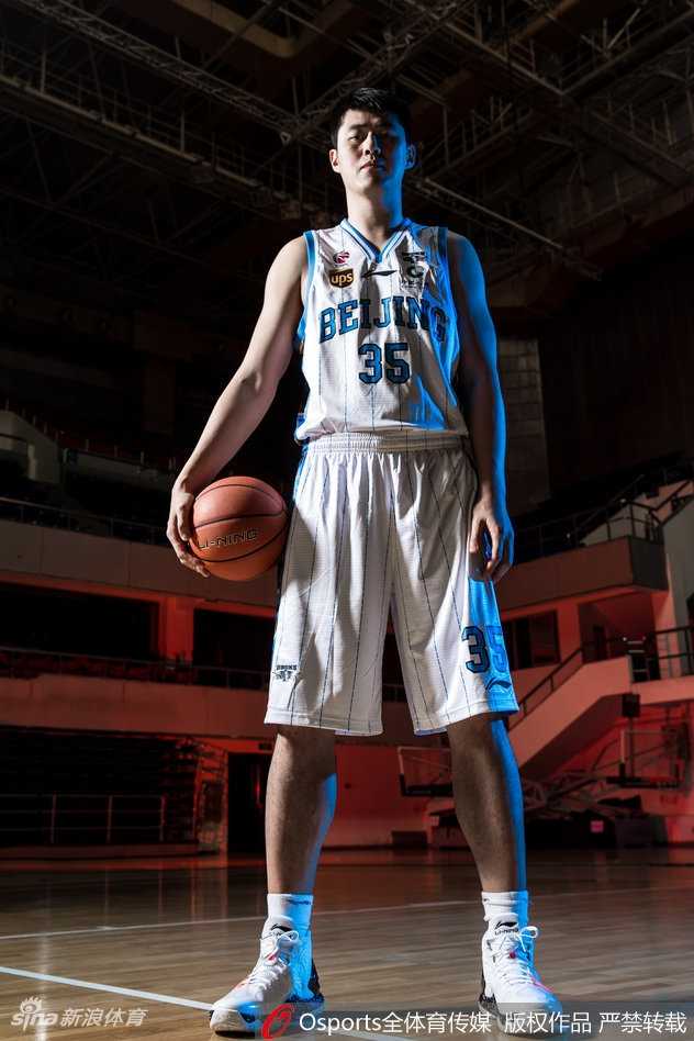 翟晓川在聚光灯下凝视前方，蓝色的光束如同流动的星河将他环绕，硬汉的眼神里写满温柔与坚定。