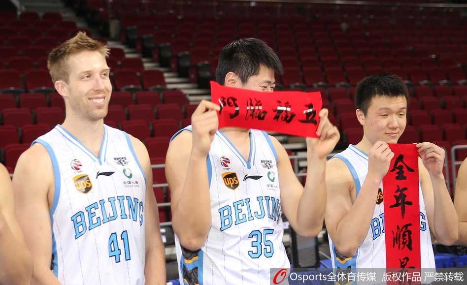 首钢将士新春贺岁 萌犬遭霹雳鸭“调戏” 霹雳鸭张开双臂热情拥抱翟晓川,两人互动默契,背景满是喜庆红色