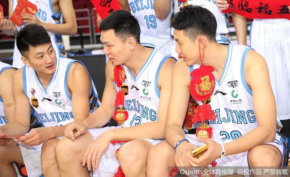 首钢将士新春贺岁 萌犬遭霹雳鸭“调戏” 全队围在一起,手中抱着各种憨态可掬的小狗,面对镜头留下新年大合影