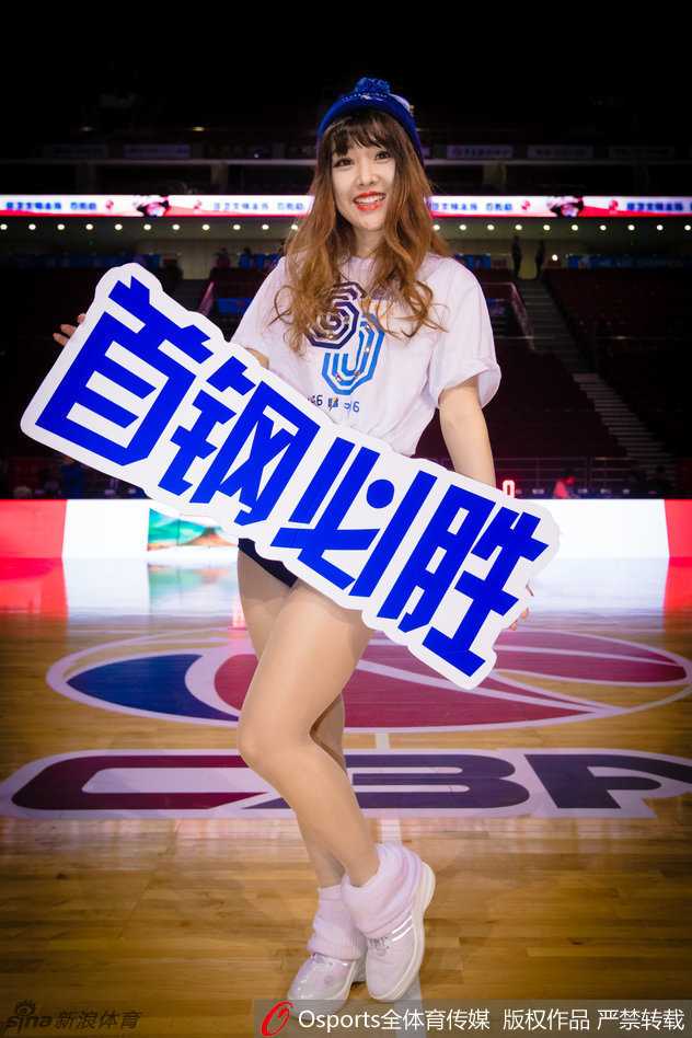 霹雳鸭在中间搞怪，啦啦队员们则亲密地簇拥着它，大家同时伸出双手做出“比心”的手势，将飞吻和爱心献给镜头，迷人身姿与搞怪吉祥物形成绝妙反差。