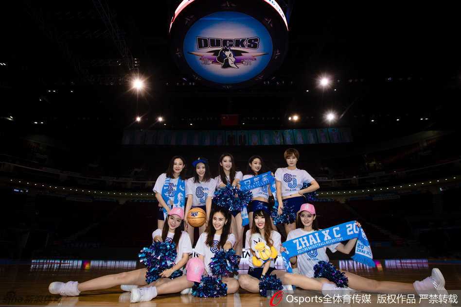 霹雳鸭与啦啦队成员的单独特写，霹雳鸭做出绅士般的邀请动作，啦啦队员则配合地做出羞涩状，仿佛在演绎一场篮球场边的浪漫情景剧，创意十足。