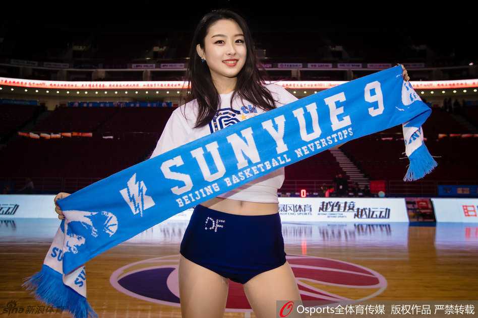 巅峰啦啦队全体成员与霹雳鸭的创意大合影，姑娘们或坐或卧，错落有致地展现出青春活力，修长美腿在画面中组成一道亮丽的风景线，笑容极具感染力。