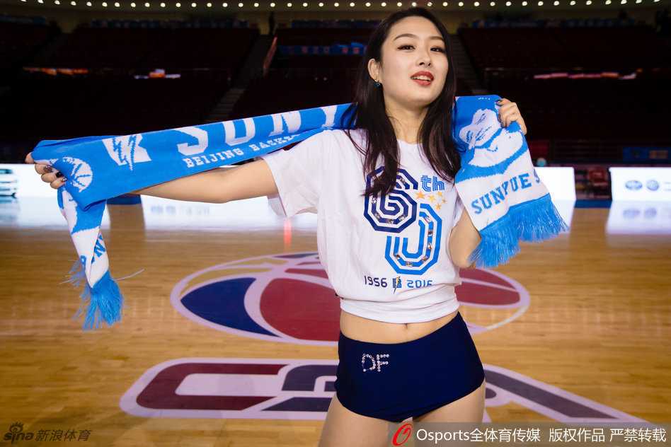 拍摄现场充满了欢声笑语，一位队员调皮地躲在霹雳鸭身后探出脑袋，另一位则对着镜头俏皮地伸出舌头，将啦啦队私下里活泼可爱的一面展现得淋漓尽致。