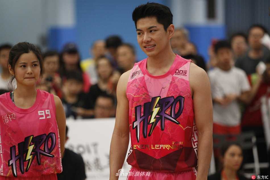 高尔夫球场上阳光明媚，易建联手握球杆完成一次漂亮的开球，身后的姚明露出标志性的姚式笑容，一旁的文斯·卡特也为这位篮球巨人的高球技艺鼓掌叫好。