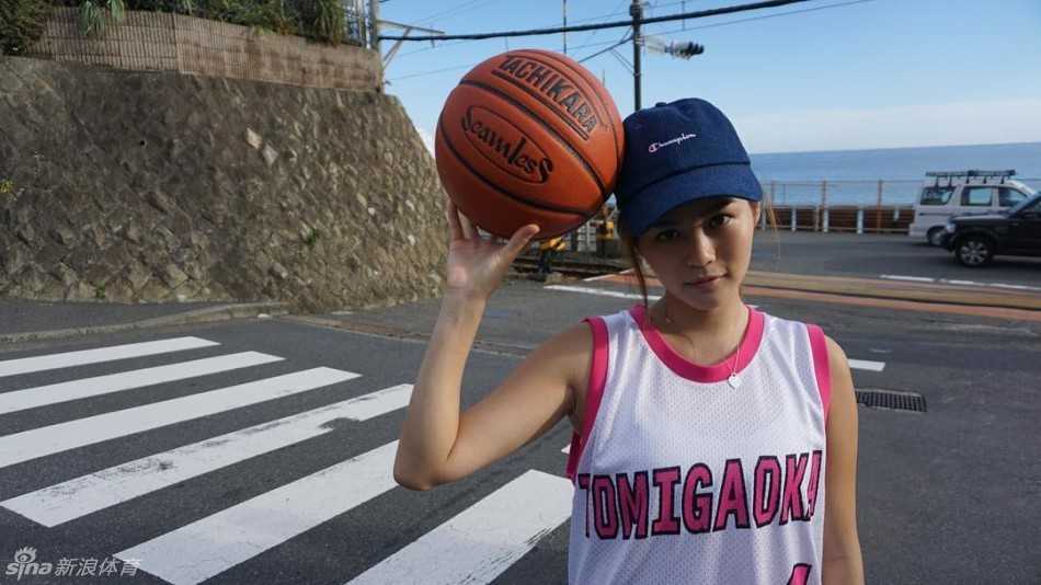 方泳琳Jessie身披白色球衣，在球场边线回眸一笑，清纯甜美的模样仿佛就是漫画中走出来的运动少女。