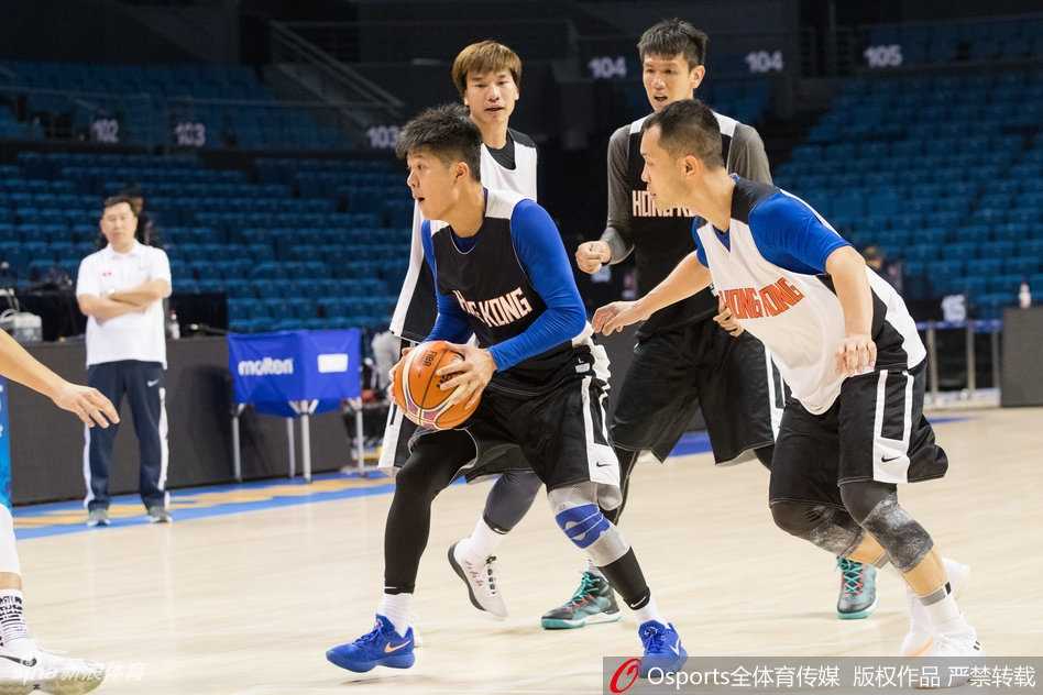 惠龙儿在内线卡位要球，眼神坚定地盯着篮筐，准备用他标志性的扎实脚步在禁区制造杀伤。