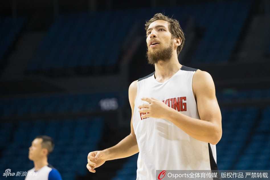 队友在外线出手，惠龙儿早已卡住身位，庞大的身躯在禁区形成一道屏障，双眼紧盯着篮球的轨迹准备冲抢篮板。