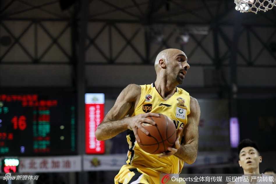 杨敬敏外线发炮稳稳命中，防守他的高诗岩虽然奋力封盖，却也只能望球兴叹，目送篮球坠入网窝。