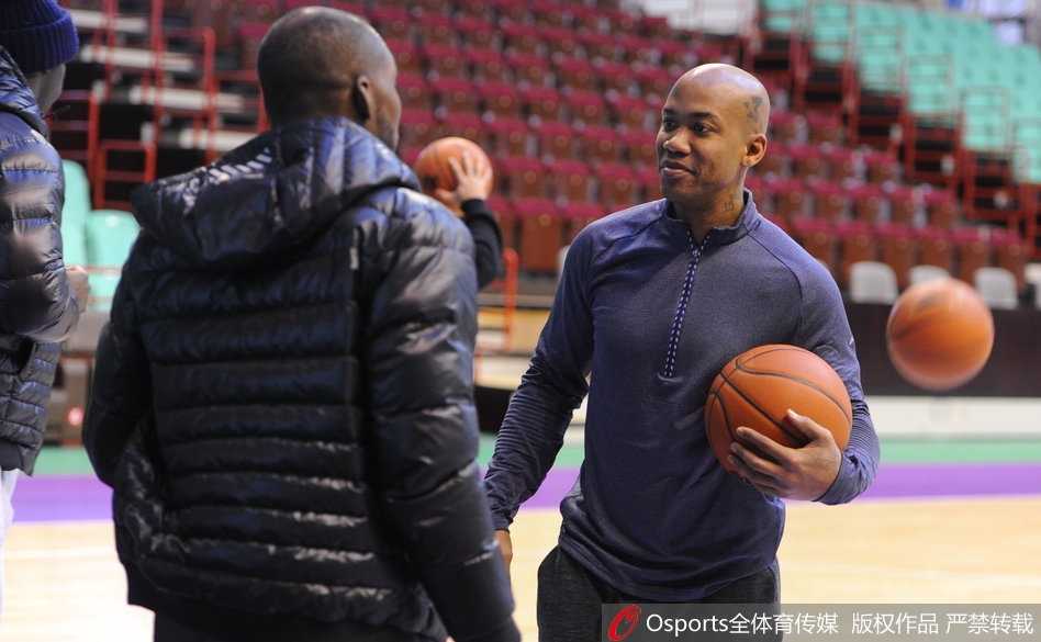 马布里穿着白色训练T恤，双手搭在哈德森肩上，眼神坚定地看向前方，仿佛在说‘看，这是我们打下的江山’，哈德森则笑着随他望向同一方向。