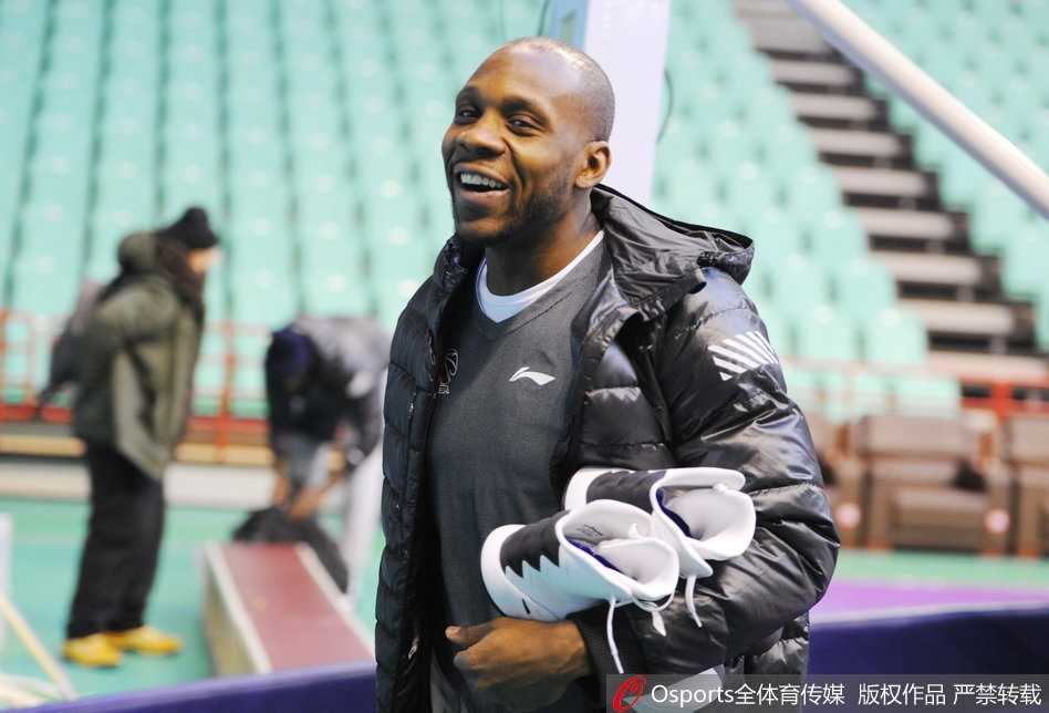 训练间隙，哈德森伸出手臂搭在马布里肩上，两人并排走向场边，背景是模糊的观众席和篮架，这亲密的姿态让人忘却了当晚即将到来的激烈对决。